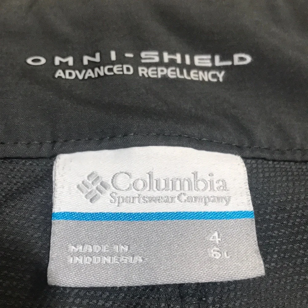 Columbia Women's Dark Gray Athletic Shorts with Front Pockets Size 4